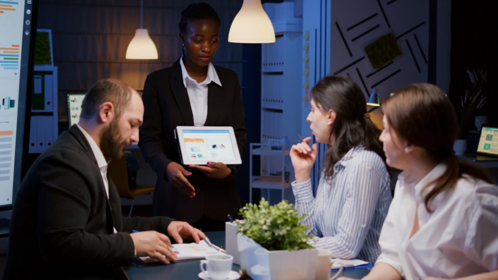Profesionales analizando estrategias de partnership financiero